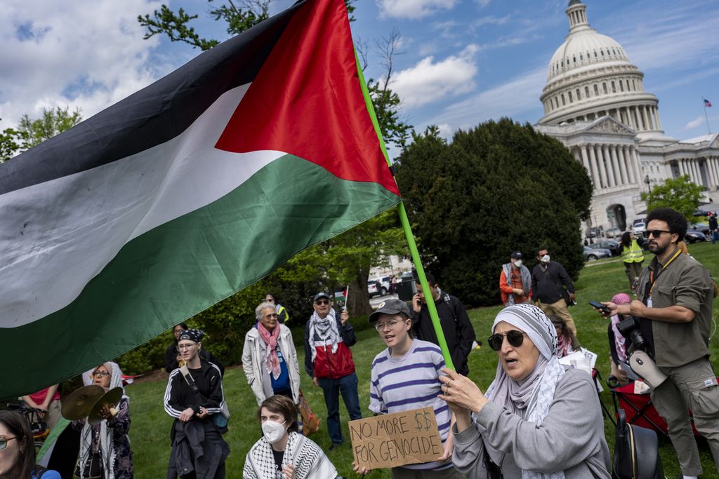 Aktivis pro-Palestina berdemonstrasi di luar Gedung Capitol di Washington, AS, 20 April 2024, saat DPR AS bersidang untuk menyetujui bantuan militer bagi Ukraina, Israel, dan sekutu-sekutu AS. 