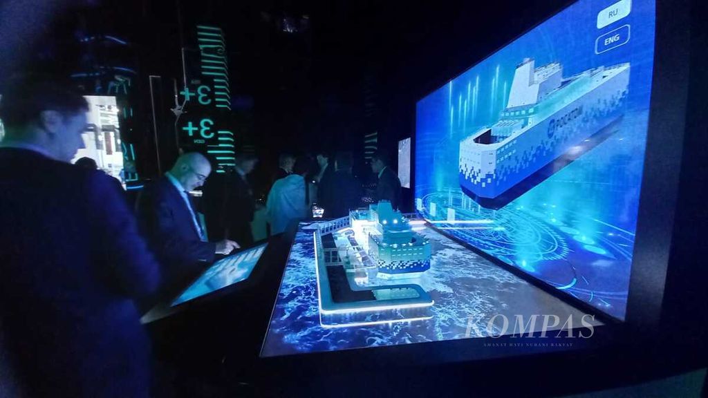 Pengunjung berinteraksi dengan wahana interaktif dalam Atomexpo 2024, Selasa (26/3/2024), di Sochi, Rusia.