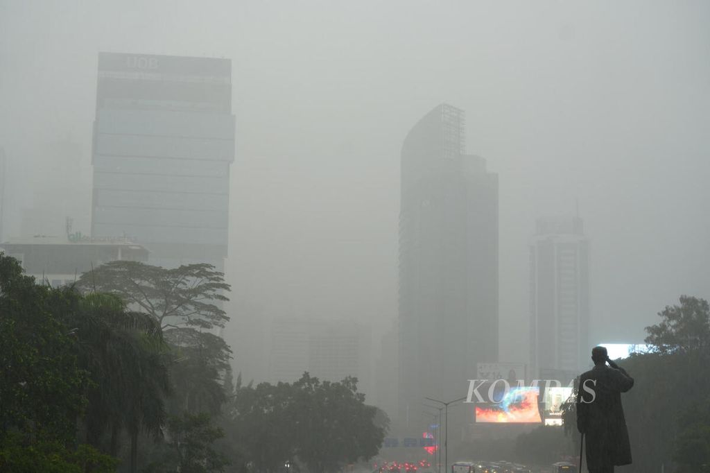Kabut menyelimuti gedung bertingkat saat hujan deras di Jalan MH Thamrin, Jakarta Pusat, Kamis (11/1/2024). Badan Meteorologi, Klimatologi, dan Geofisika memprakirakan hujan intensitas ringan dan lebat, termasuk cuaca ekstrem, berpotensi terjadi hingga pertengahan Januari 2024 di sejumlah wilayah di Indonesia.   