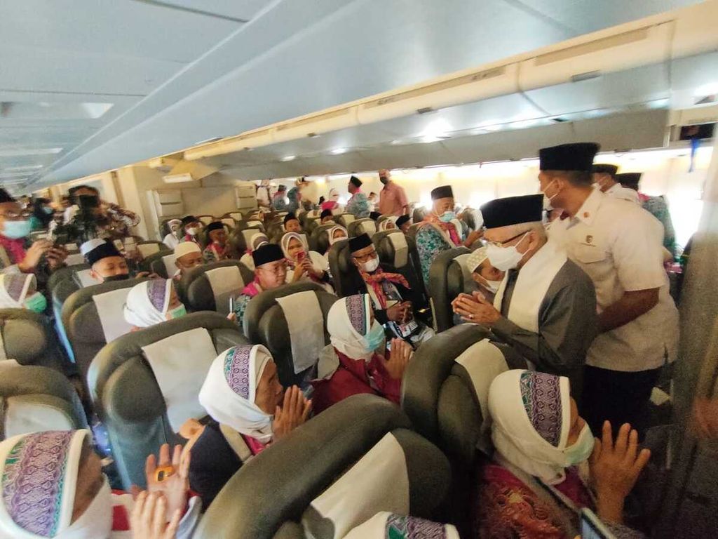 Wakil Presiden Ma'ruf Amin melepas keberangkatan jemaah haji asal Jawa Timur di Bandara Internasional Juanda, Sidoarjo, Jatim Sabtu (4/6/2022).