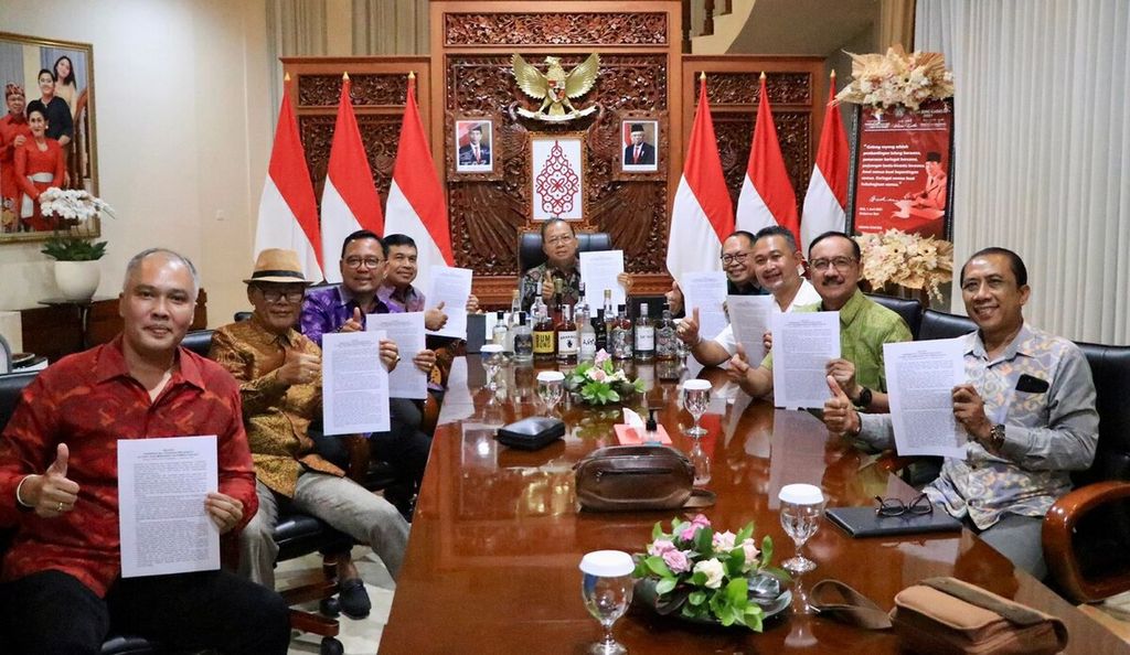 Dokumentasi Pemerintah Provinsi Bali, Minggu (11/12/2022), menunjukkan suasana pertemuan Gubernur Bali Wayan Koster (tengah) dengan para pemangku kepentingan kepariwisataan di Bali di rumah jabatan Gubernur Bali di Kota Denpasar. 