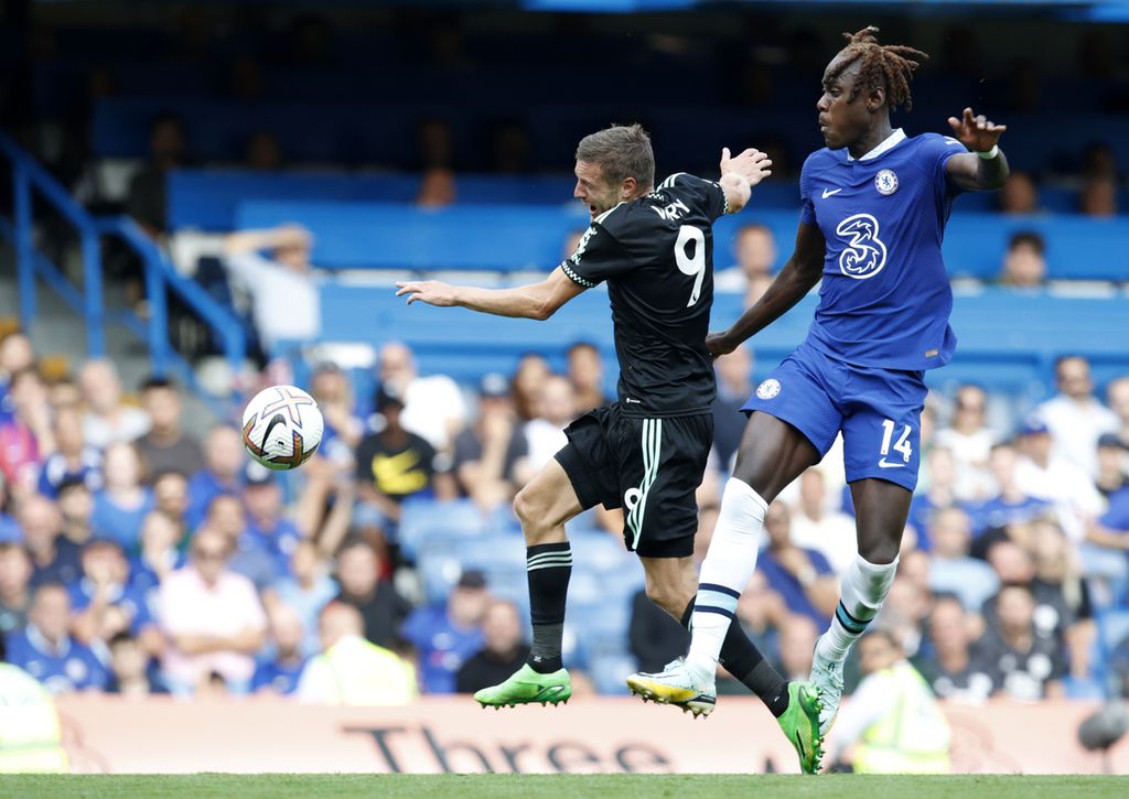 Pemain Chelsea, Trevoh Chalobah (kanan), dan striker Leicester City berebut bola sundulan pada laga Liga Inggris di Stadion Stamford Bridge, London, Sabtu (27/8/2022) malam. Chelsea menang, 2-1.