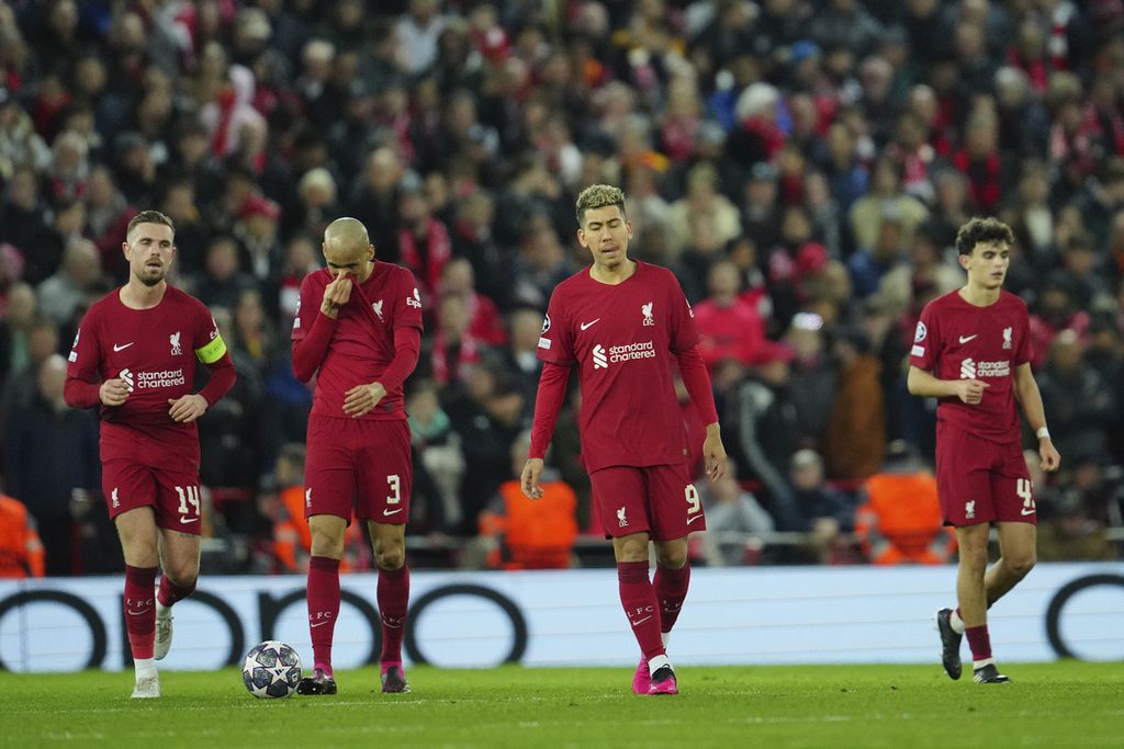 Reaksi para pemain Liverpool setelah penyerang Karim Benzema mencetak gol kelima timnya pada laga pertama 16 besar Liga Champions Eropa di Stadion Anfield, Liverpool, Inggris, Rabu (22/2/2023) dini hari WIB. Liverpool dikalahkan Real Madrid, 2-5. 