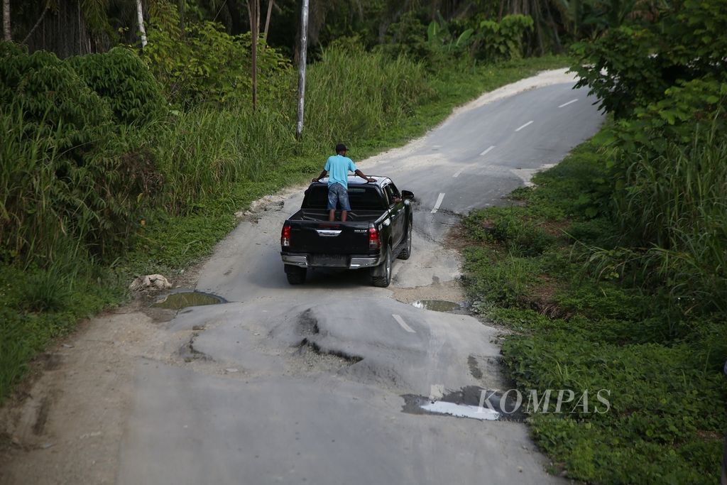Kondisi jalan Trans-Papua di Kampung Sawitami, Distrik Mannem, Kabupaten Keerom, Papua, rusak dan longsor di sejumlah titik, Jumat (3/12/2021). 