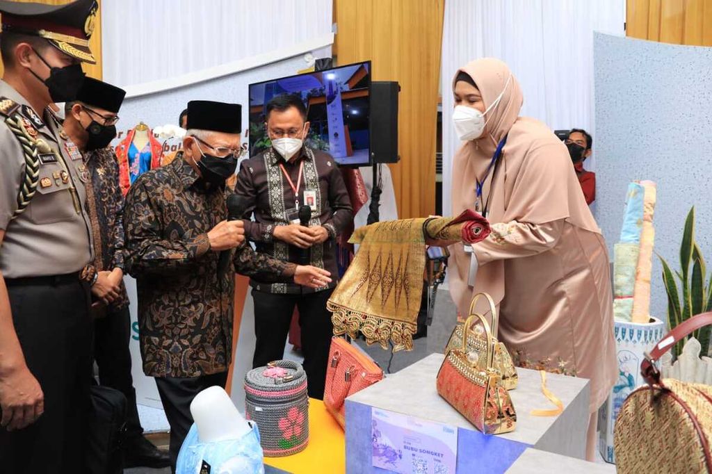 Wakil Presiden Ma'ruf Amin (tengah) melihat produk UMKM yang dipamerkan di sela-sela peresmian pembukaan Gerakan Nasional Bangga Buatan Indonesia (BBI) Sumatera Barat di pelataran Jam Gadang, Bukittinggi, Sumbar, Rabu (12/4/2022).