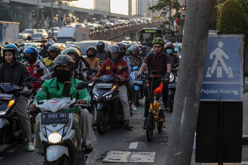 Pesepeda terjebak kemacetan di Jalan Gatot Subroto, Jakarta, Rabu (9/8/2023). Kemacetan dan polusi udara masih menjadi permasalahan yang tak kunjung selesai di Jakarta. Badan Pusat Statistik mencatat, jumlah kendaraan di Jakarta pada 2022 mencapai 26,3 juta unit.