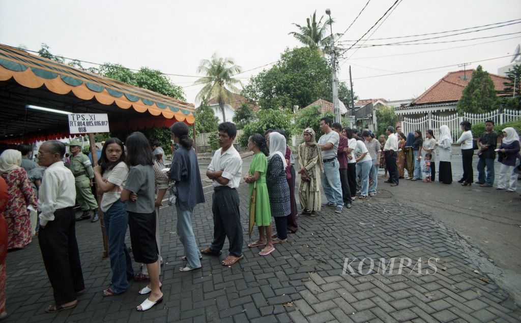 Para pemilih antusias mendatangi TPS di Jakarta pada Pemilu 1999, Senin (7/6/1999). Mereka sabar mengantre untuk mencoblos gambar calon pilihannya. 