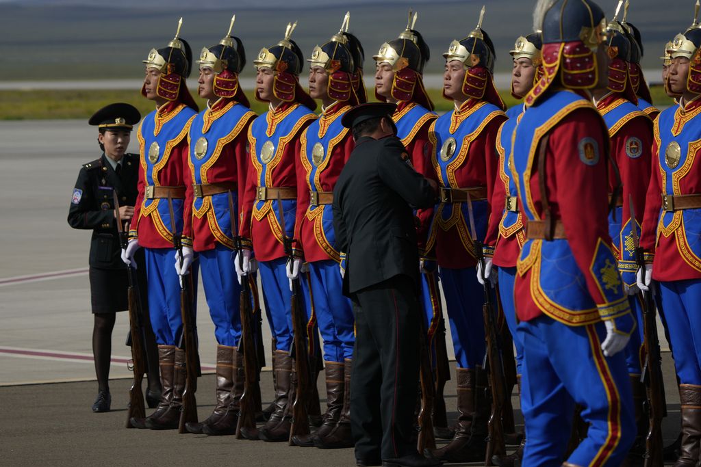 Mongolian honor guards line up at Ulaanbaatar Chinggis Khaan International Airport, Mongolia, Friday (1/9/2023), ahead of the arrival of Pope Francis.