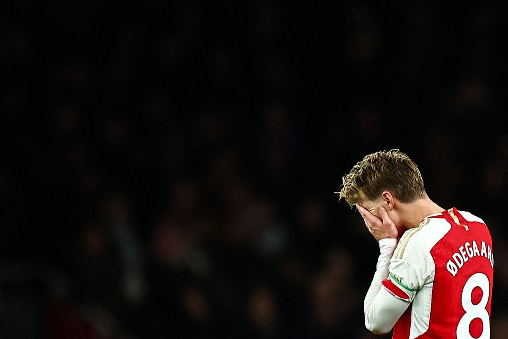 Reaksi kekecewaan kapten Arsenal, Martin Odegaard, setelah kalah 0-2 dari West Ham United dalam derbi London di Stadion Emirates, Jumat (29/12/2023) dini hari WIB. Arsenal pun gagal ke puncak klasemen Liga Inggris. 