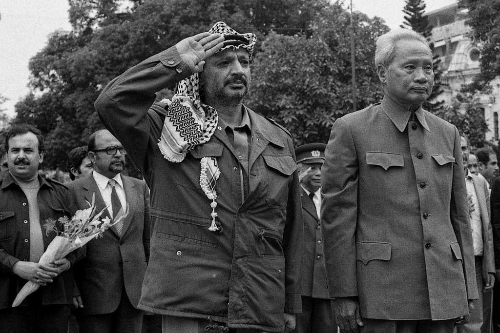 Pemimpin PLO Yasser Arafat memberi hormat dalam sebuah upacara bersama Perdana Menteri Vietnam Pham Van Dong di Hanoi, Vietnam, 1981. 
