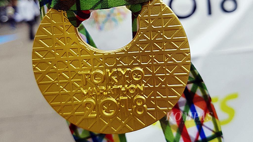 Medali bagi peserta Tokyo Marathon 2018 yang berhasil mencapai finis. 