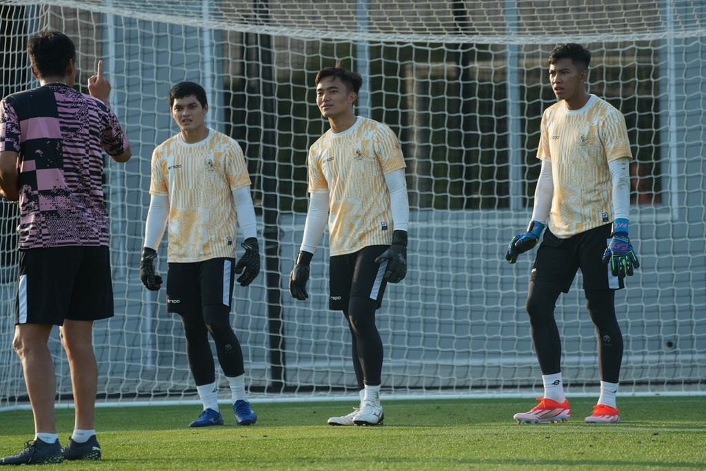 Tiga kiper Tim U-23 Indonesia, Daffa Fasya, Ernando Ari, dan M Adi Satryo (dari kanan ke kiri) mendengarkan arahan dari pelatih kiper, Kim Bong-soo, pada sesi latihan di Pusat Latihan Qatar University, Doha, Rabu (17/4/2024). 