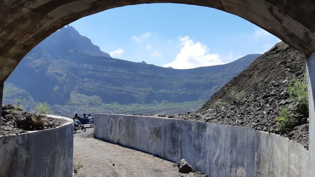 Kondisi kawah Gunung Kelud di perbatasan Kabupaten Kediri, Malang, dan Blitar, Jawa Timur, saat dilihat dari bibir Terowongan Ganesha yang ada di puncak gunung.