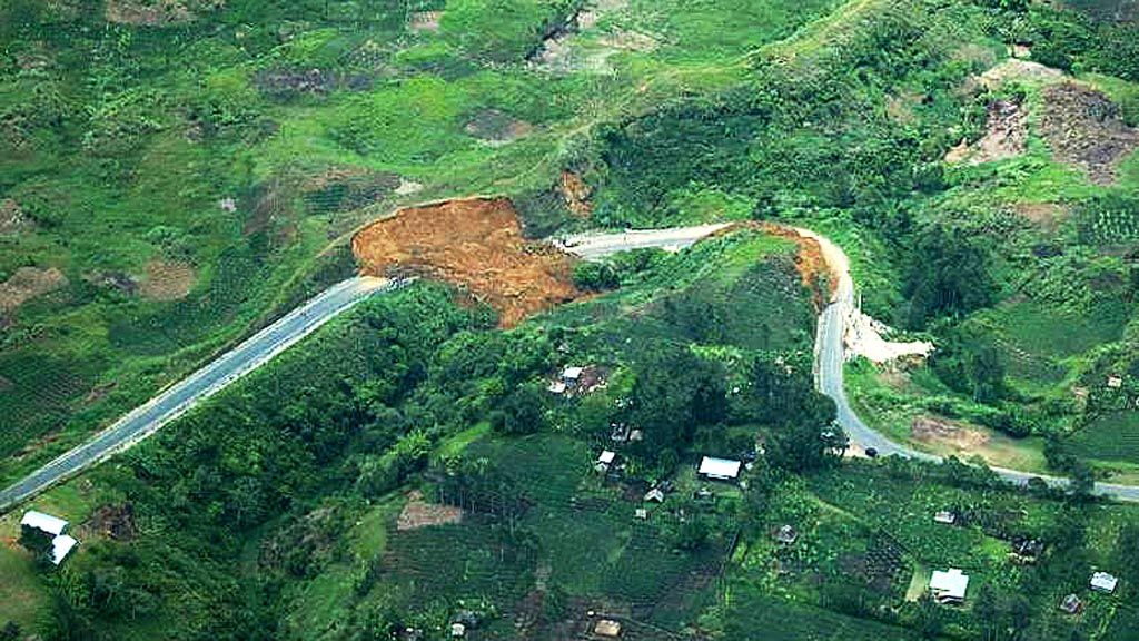 Dalam foto ini, yang dirilis pada Rabu (7/3), jalan raya di Papua Niugini tampak rusak dan terputus akibat gempa bumi yang melanda kawasan tersebut. 