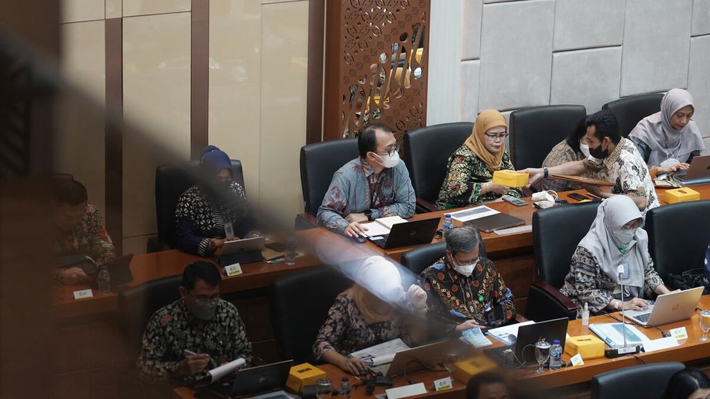 Para staf Kementerian Kesehatan yang turut hadir dengan Menteri Kesehatan Budi Gunadi Sadikin dalam rapat kerja dengan Komisi IX di Ruang Rapat Komisi IX DPR, Jakarta, Selasa (24/1/2023).  