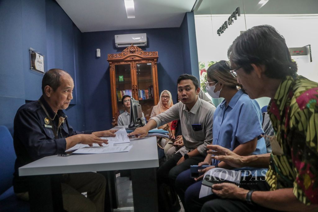 Kuasa hukum Masyarakat Peduli Keterwakilan Perempuan Haykal (ketiga dari kanan) memberikan surat pengaduan kepada staf Dewan Kehormatan Penyelenggara Pemilu (DKPP) Leon di Gedung DKPP, Jakarta, Selasa (15/8/2023). 