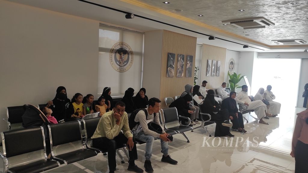 Suasana kantor pelayanan yang disediakan oleh KBRI Riyadh. Salah satu layanan ialah pengaduan kasus pekerja migran Indonesia. Foto diambil Senin (29/7/2024).