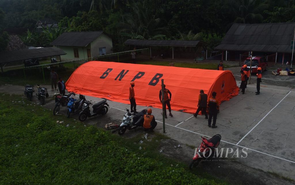 Petugas membangun tenda pengungsian di Desa Suwari, Kecamatan Sangkapura, Pulau Bawean, Kabupaten Gresik, Minggu (24/3/2024). 