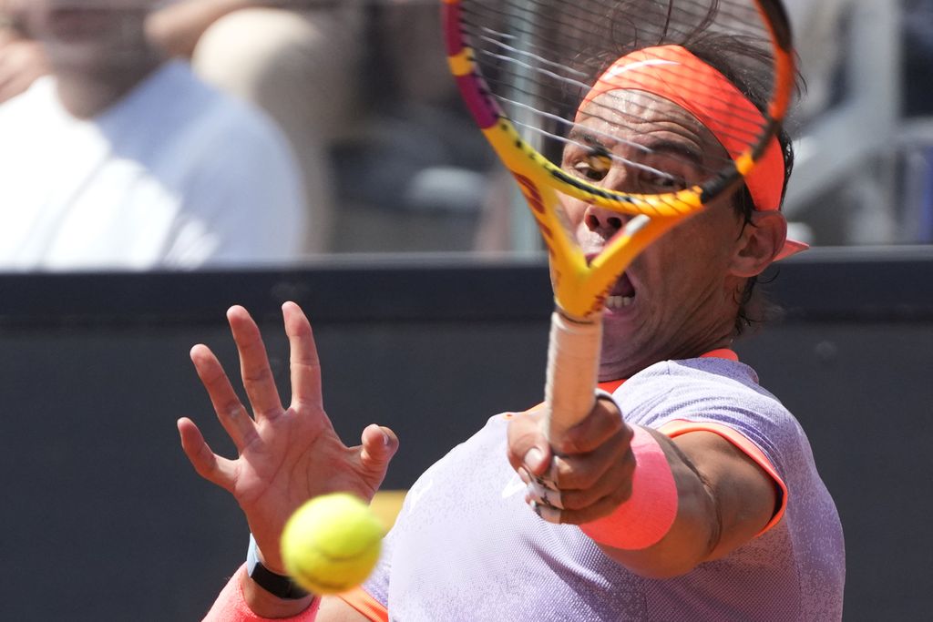 Aksi petenis Spanyol Rafael Nadal melawan petenis Polandia Hubert Hurkacz pada pertandingan babak kedua turnamen ATP Masters 1000 Roma di Foro Italico, Italia, Sabtu (11/5/2024). Nadal kalah 1-6, 3-6 dari Hurkacz. 