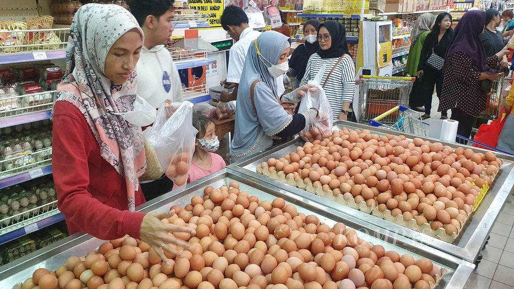 Seorang pembeli memilih telur sebelum ditimbang dan dibeli di pasar swalayan Hari-Hari, Bintaro, Tangerang Selatan, Minggu (31/3/2024).