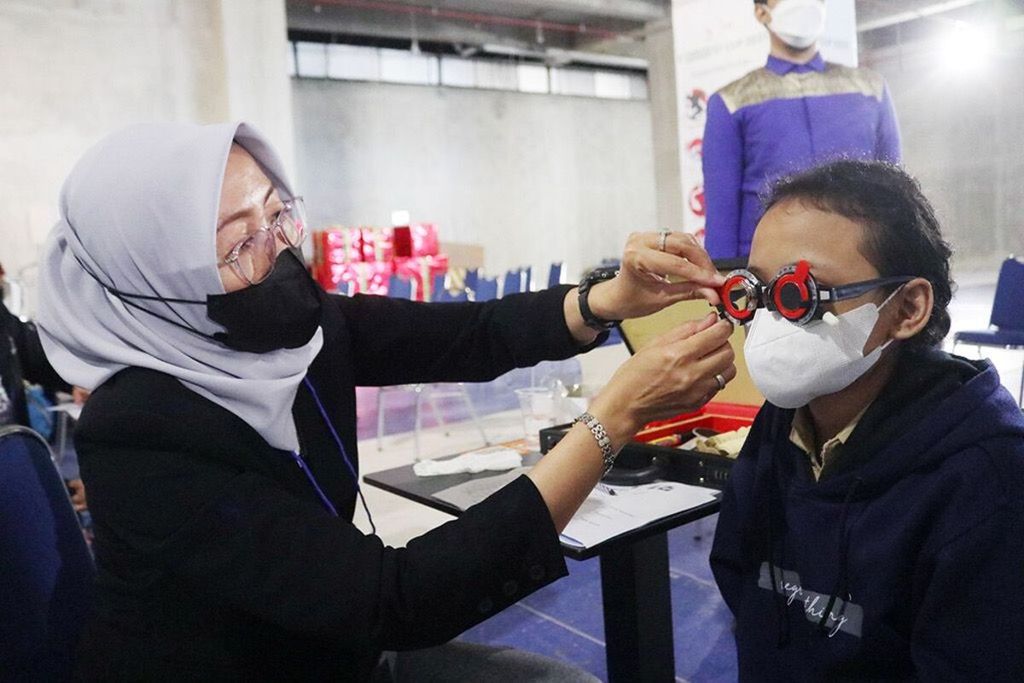 Pelajar Kota Bogor, Jawa Barat, mendapatkan pemeriksaan mata gratis dan akan mendapatkan kacamata gratis. Dari sekitar 800 anak yang diperiksa, 609 pelajar mengalami gangguan kesehatan mata.