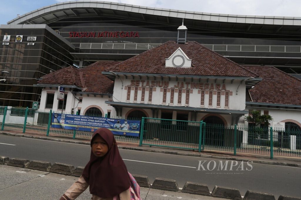 Pemerintah Provinsi DKI Jakarta menetapkan 14 obyek bangunan menjadi cagar budaya sepanjang 2020-2021. Dari 14 obyek itu, satu di antaranya adalah Stasiun Jatinegara. Beberapa kriteria penentuan untuk menjadi cagar budaya adalah berusia di atas 50 tahun, memiliki arti khusus bagi sejarah, ilmu pengetahuan, pendidikan, agama, dan/atau kebudayaan. 