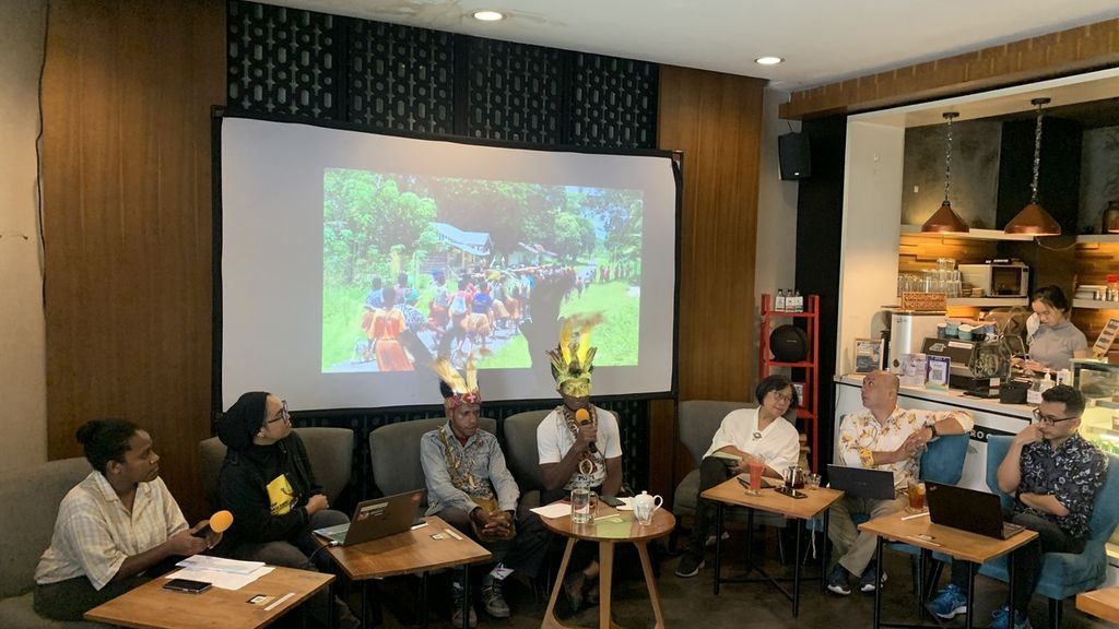 Diskusi perwakilan masyarakat adat suku Awyu dengan sejumlah pihak di Jakarta, Kamis (11/5/2023). Mereka datang ke Jakarta untuk mendaftarkan gugatan intervensi ke Pengadilan Tata Usaha Negara (PTUN) Jakarta atas dugaan pelanggaran perebutan kawasan adat di kampung mereka.