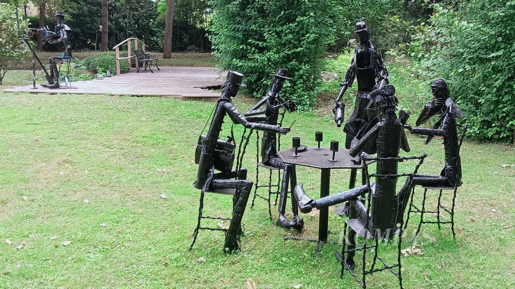 Suasana taman restoran Le Jardin de Plumes di Giverny, Perancis, Rabu (19/7/2023). Di taman itu terdapat karya pematung metal bernama Jean Alexander Delattre.