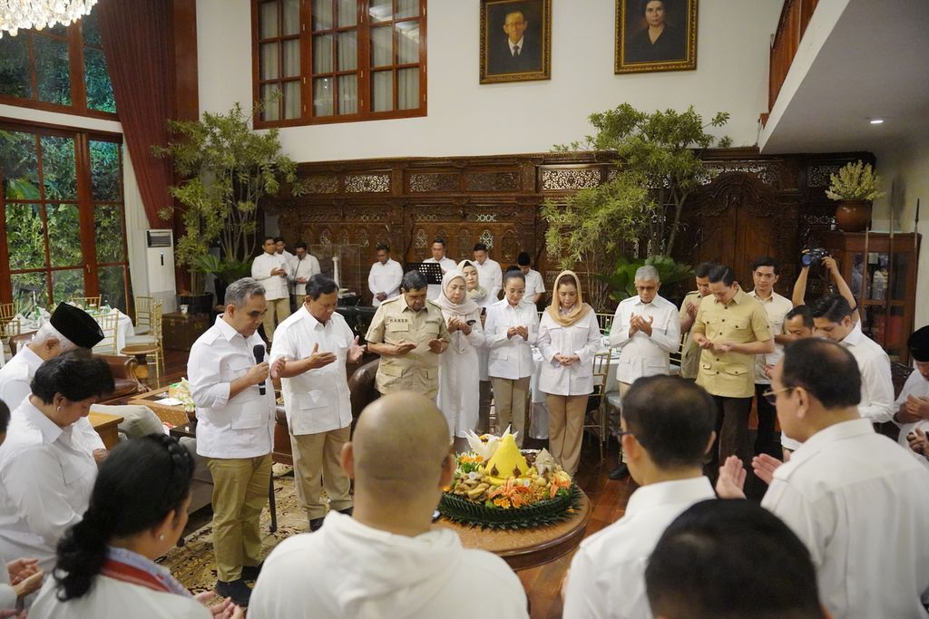 Suasana saat doa bersama dan dilanjutkan potong tumpeng ketika perayaan hari ulang tahun ke-16 Partai Gerindra, di kediaman Ketua Umum Gerindra Prabowo Subianto, di Jalan Kertanegara, Jakarta, Selasa (6/2/2024) malam.  