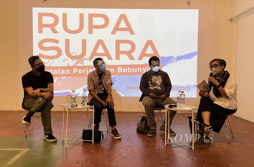 Acara Bedah Buku dan Diskusi Literasi Musik Indonesia digelar di Creative Hall, M Bloc Space, Jakarta Selatan, Senin (11/7/2022). Acara itu mendiskusikan buku <i>Rupa Suara: Catatan Perjalanan Bebunyian </i>yang ditulis Iman Fattah (kedua dari kiri) dan Aris Setyawan (kedua dari kanan). Mereka diapit oleh moderator Wendi Putranto (kiri), dan etnomusikolog Ubiet Raseuki.