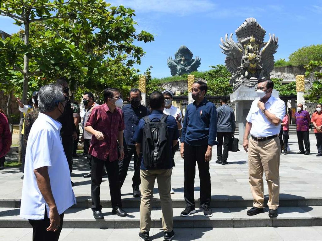 Presiden Joko Widodo meninjau Garuda Wisnu Kencana Cultural Park di Kabupaten Badung, Provinsi Bali, Jumat (25/3/2022). Kawasan tersebut rencananya menjadi lokasi jamuan makan malam para delegasi Konferensi Tingkat Tinggi G20 yang akan berlangsung pada 15-16 November 2022.