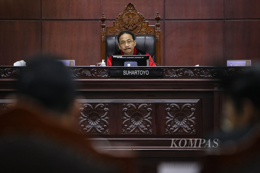 Hakim konstitusi, Suhartoyo, menyimak penjelasan pemohon dalam sidang di Gedung Mahkamah Konstitusi (MK), Jakarta, Rabu (8/11/2023). 