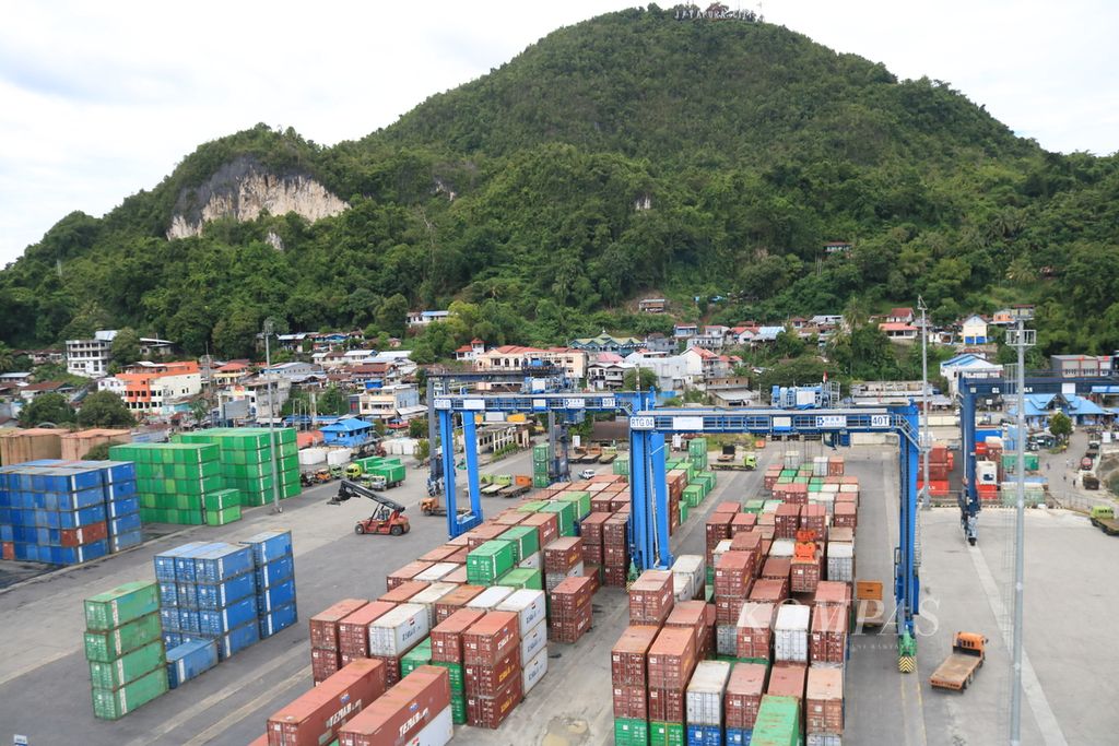 Suasana kesibukan bongkar muat di Terminal Peti Kemas (TPK) Jayapura, Papua, Rabu (4/10/2023). Pelabuhan ini melayani 14 kabupaten dan 1 kota. Kompas/Yosepha Debrina R Pusparisa 4/10/2023