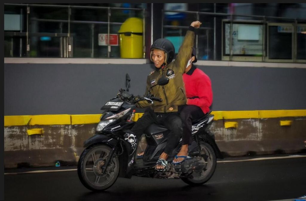 Dua penjambret yang sedang berboncengan tertangkap kamera fotografer sedang melakukan aksinya saat berlangsung hari bebas kendaraan bermotor (<i>car free day</i>/CFD) di Sudirman, Jakarta Pusat, Minggu (16/6/2024).