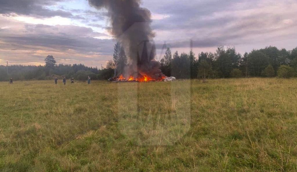 Foto yang dirilis Ostorozhno Novosti, Rabu (23/8/2033), ini memperlihatkan lokasi jatuhnya pesawat jet pribadi di dekat Desa Kuzhenkino, Wilayah Tver, utara Moskwa, Rusia. Keseluruhan 10 orang di dalam pesawat itu tewas. 