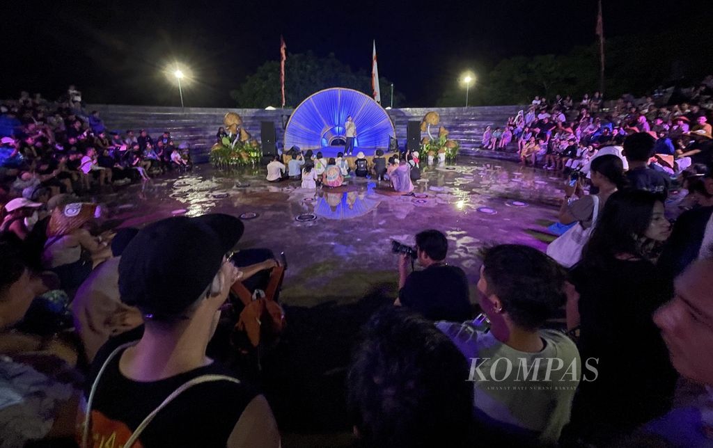 Suasana arena Shrooms Garden ketika komika Sadana Agung menghibur penonton Joyland edisi Bali 2024, Sabtu (2/3/2024) malam selepas, hujan deras.