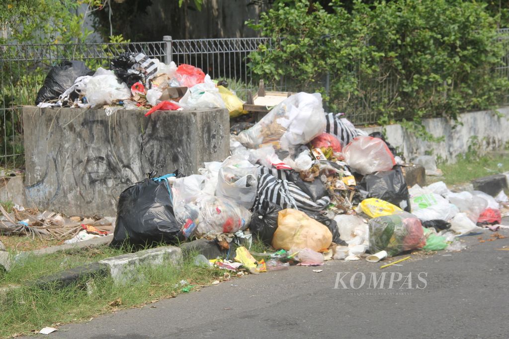Sampah menumpuk hingga ke pinggir jalan di wilayah Kelurahan Kotabaru, Kecamatan Gondokusuman, Kota Yogyakarta, Senin (24/7/2023) siang.