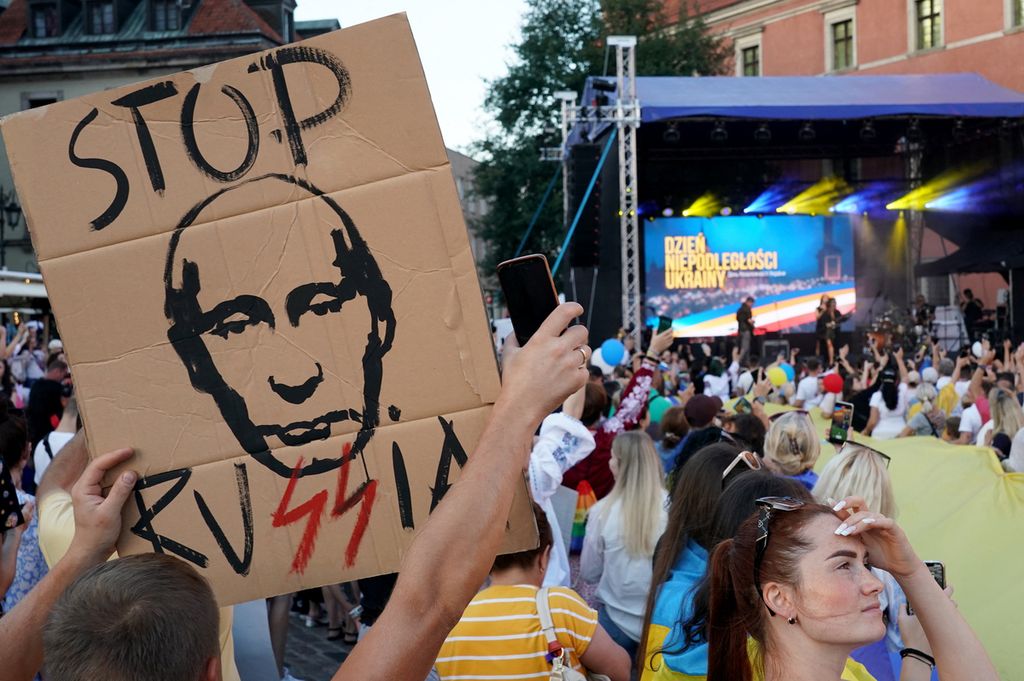 Warga berkumpul di Zamkowy Square, Warsawa, Polandia, 24 Agustus 2023, untuk memeringati Hari Kemerdekaan Ukraina. Warga juga mendesak penghentian perang Rusia-Ukraina yang telah berlangsung lebih dari satu tahun. (Photo by JANEK SKARZYNSKI / AFP)