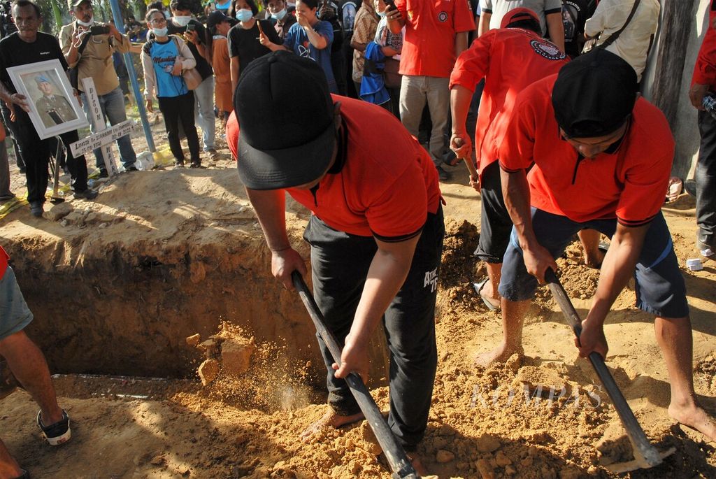 Keluarga dekat memakai kaus bergambar Brigadir J selama penggalian kubur hingga otopsi ulang Nofriansyah Yosua Hutabarat alias Brigadir J. Kaus itu bertuliskan #SaveBrigadirJ