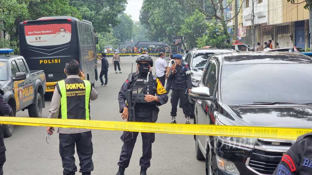 Polisi berjaga-jaga di sekitar Kepolisian Sektor Astanaayar, Kota Bandung, Rabu (7/12/2022). Akibat ledakan bom, tiga polisi terluka.