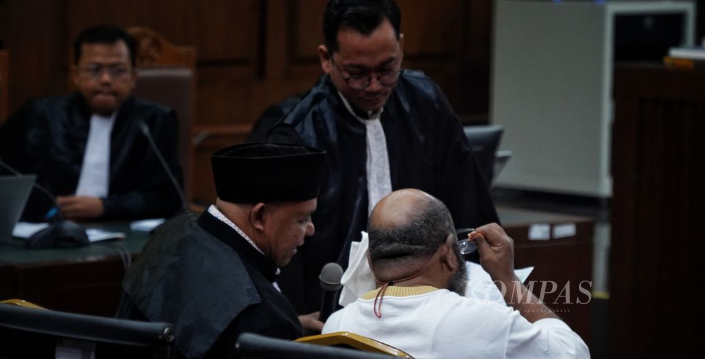 Anggota tim jaksa penuntut umum mendekati terdakwa Lukas Enembe untuk menunjukkan dan mengonfirmasi barang bukti di Pengadilan Tipikor Jakarta Pusat, Jakarta, Rabu (6/9/2023). 