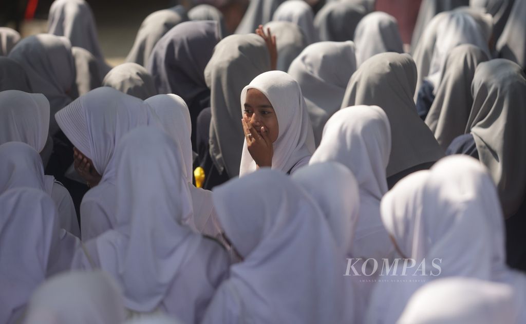 Para santri mengikuti kegiatan Peci Santri (kompetisi ceramah demokrasi antarsantri) yang merupakan bagian dari Kirab Pemilu 2014 di Pondok Pesantren Nurul Hikmah, Jonggol, Kabupaten Bogor, Jawa Barat, Jumat (17/11/2023). Acara yang diselenggarakan Komisi Pemilihan Umum Kabupaten Bogor tersebut adalah upaya sosialisasi Pemilu 2024 kepada para pemilih mula.