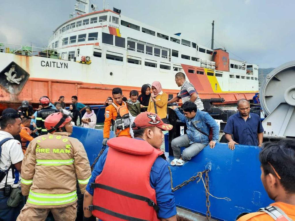 Petugas dari Basarnas Banten mengevakuasi penumpang kapal KMP Royce 1 yang terbakar di alur Penyeberangan Merak-Bakauheni, Sabtu (6/5/2023). Hingga saat ini belum diketahui apakah ada korban jiwa dalam insiden tersebut.
