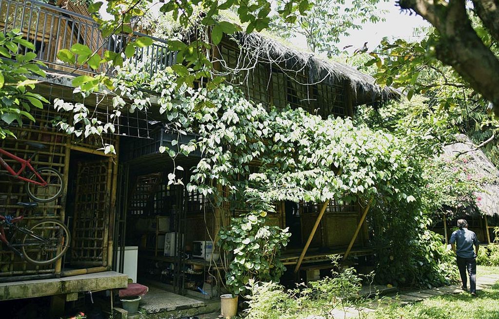 Halaman depan dipenuhi tumbuhan pada rumah bambu milik Ahmad Safruddin di tepi Situ Citayam, Pondok Terong, Depok, Jawa Barat, Rabu (16/8).