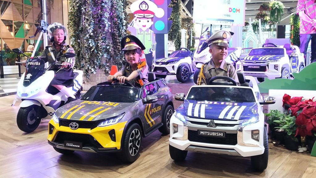 Para polisi cilik saat mengendarai mobil dan sepeda motor mainan polisi di Mal Living World, Alam Sutera, Tangerang Selatan, Rabu (20/9/2023).