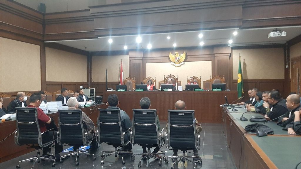 Empat terdakwa, Laksamana Muda (Purnawirawan) Agus Purwoto, Kusuma Arifin Wiguna, Surya Cipta Witoelar, dan Thomas Anthony van der Heyden dalam sidang tuntutan kasus dugaan korupsi proyek pengadaan satelit slot orbit 123 derajat Bujur Timur Kementerian Pertahanan di Pengadilan Tindak Pidana Korupsi (Tipikor), Pengadilan Negeri Jakarta Pusat, Jumat (7/7/2023).