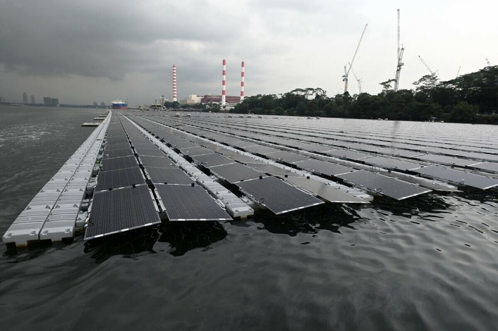 Foto yang diambil pada 22 Januari 2021 memperlihatkan pembangkit tenaga surya mengapung di laut di pantai sisi utara Singapura dekat dengan Negara Bagian Johor, Malaysia. 