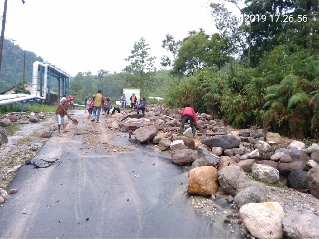 Banjir menerjang Desa Doulu, Kecamatan Berastagi, dan Desa Semangat Gunung, Kecamatan Merdeka di Kabupaten Karo, Sumatera Utara, Kamis (18/4/2019). Banjir juga membawa material batu sehingga jalan tidak bisa dilalui kendaraan. 