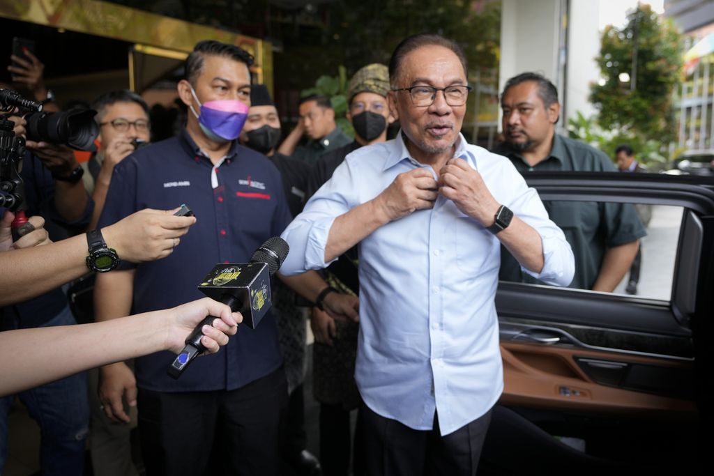 Pemimpin oposisi Malaysia dan pemimpin blok politik Pakatan Harapan, Anwar Ibrahim, keluar dari mobil jelang pertemuan dengan para pemimpin UMNO di Kuala Lumpur, Malaysia, Senin (21/11/2022). Anwar tengah berjuang mendapatkan dukungan dari Barisan Nasional-UMNO untuk bisa membentuk pemerintah federal yang baru. 