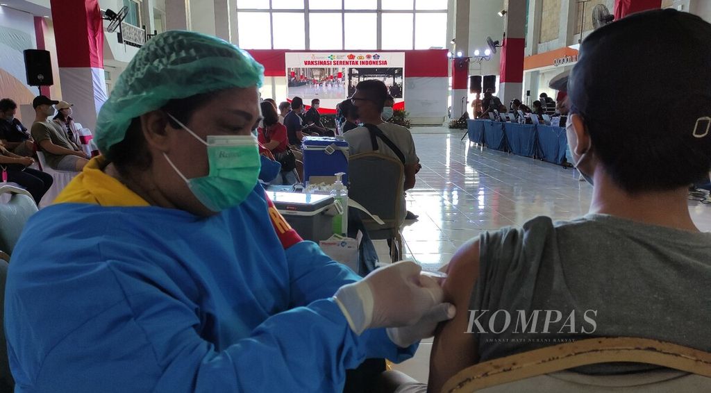 Suasana pelaksanaan vaksinasi Covid-19 secara serentak yang digelar Polri bersama pemangku kepentingan terkait di sebuah pusat perbelanjaan di Kuta, Badung, Bali, Rabu (16/2/2022).